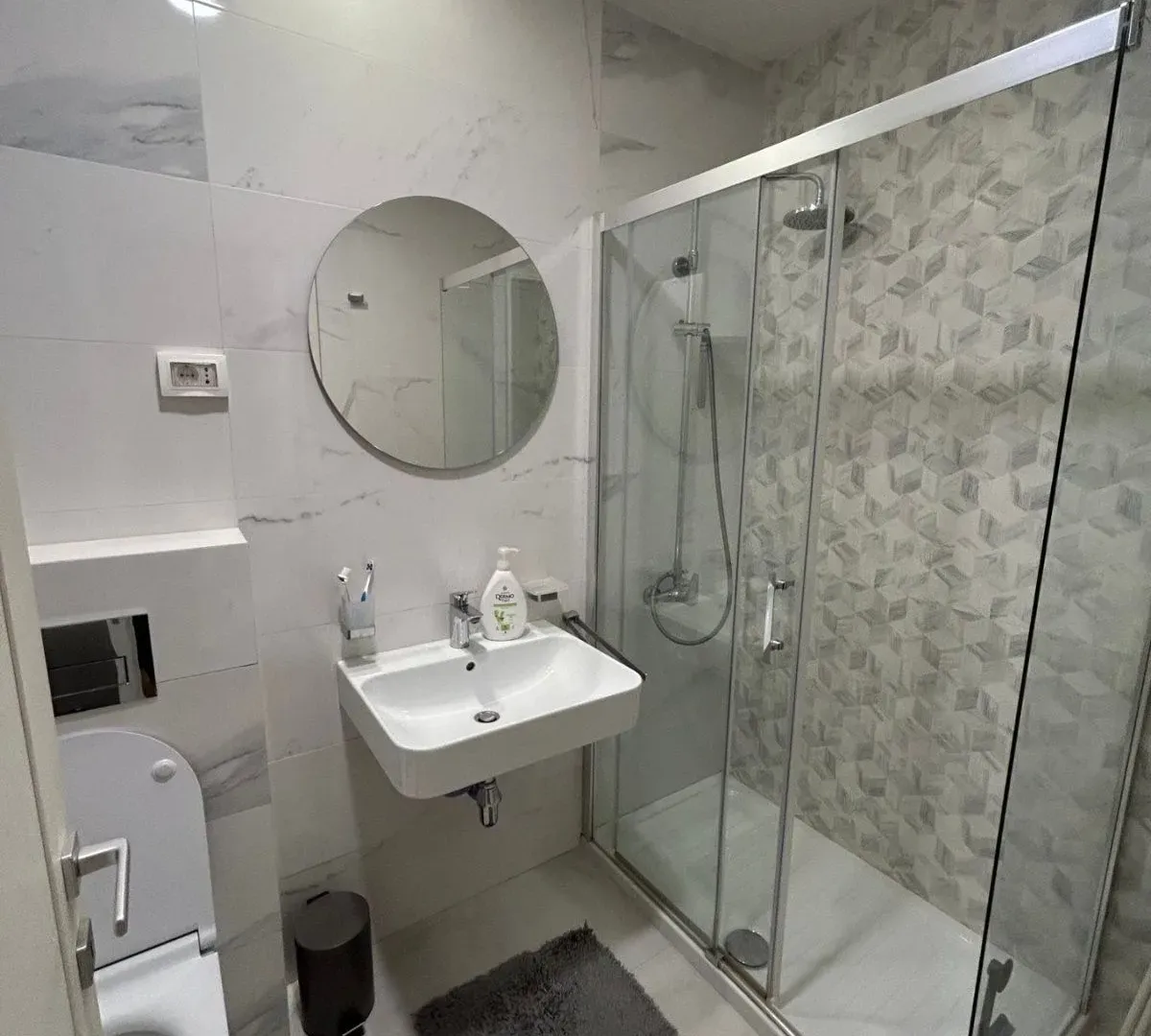 Izdavanje, jednosoban stan, 43m², Central Point, Podgorica