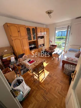 Dnevna soba sa drvenim nameštajem i izlazom na terasu. - image 3