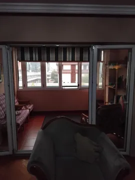 Pogled na zastakljenu terasu sa namještajem slikan iz dnevne sobe. - image 4