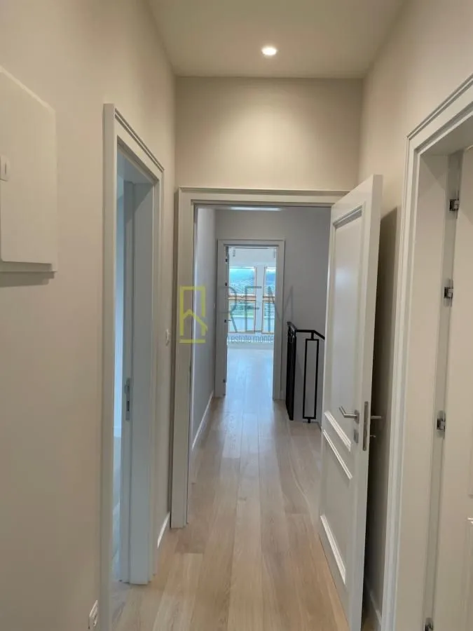 Prodaja, trosoban stan, 209m², Momišići, Podgorica