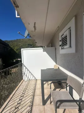 Manji namješteni balkon sa stolom i stolicama. - image 3