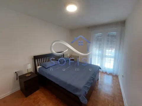 Spavaća soba sa bračnim krevetom, noćnim stočićem i izlazom na terasu. - image 12