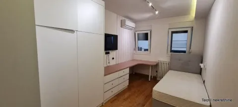 Manja spavaća soba sa krevetom, radnim stolom i velikim ormanom. - image 11