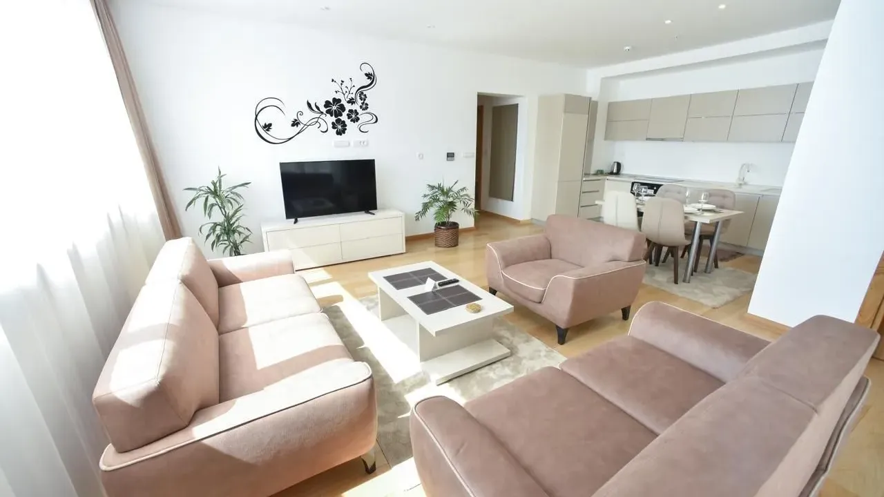 Izdavanje, dvosoban stan, 73m², Budva, Crna Gora