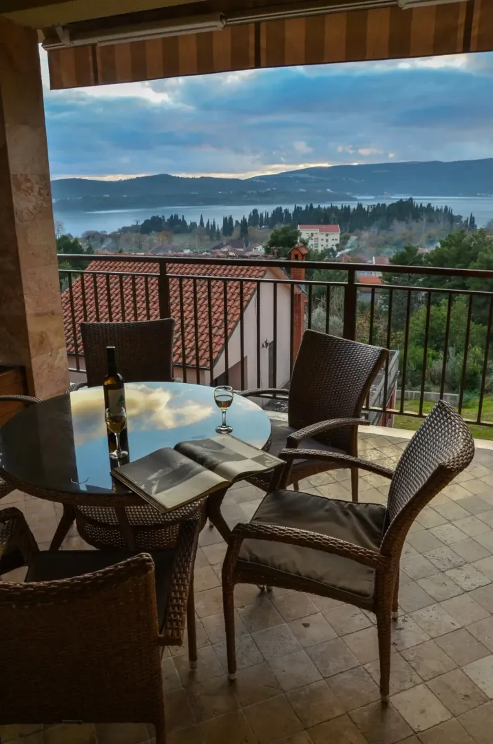 Izdavanje, stan, 176m², Tivat, Crna Gora