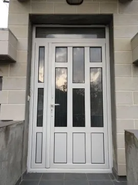 Ulazna vrata kuće sa bijelom fasadom i popločanim podom. - image 4