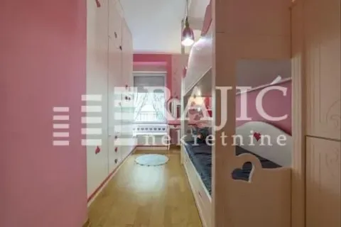 Children's bedroom with bunk beds and pink furniture. - image 18