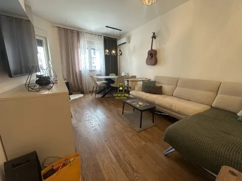 Dnevni boravak sa garniturom, trpezarijom i TV-om. - image 5