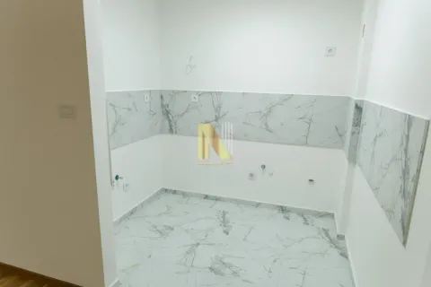 Prazna kuhinja sa keramičkim pločicama i pripremljenim instalacijama. - image 2