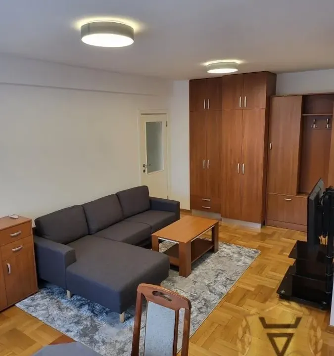 Izdavanje, trosoban stan, 75m², Banovo Brdo, Beograd