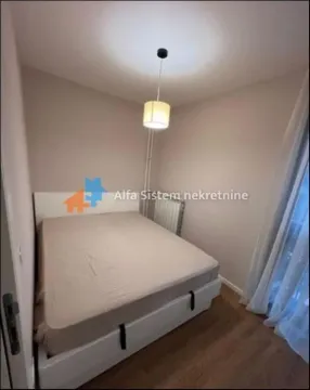 Smaller bedroom with a double bed and a pendant light. - image 7