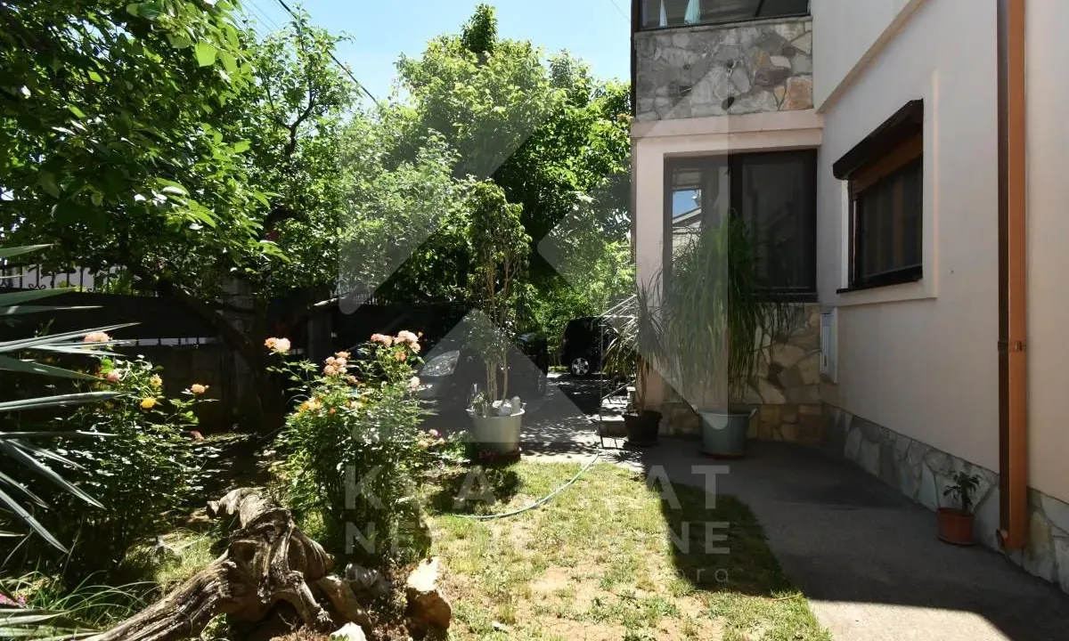 Prodaja, kuća, 302m², Zlatica, Podgorica