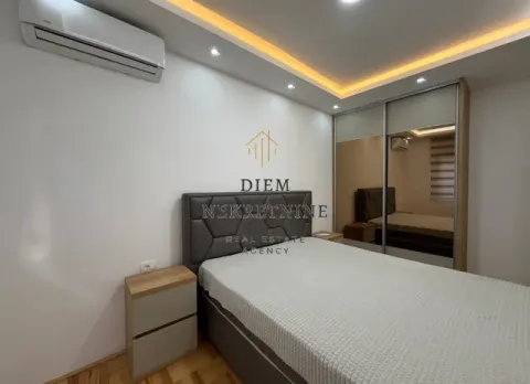 Furnished bedroom with a double bed, wardrobe, and air conditioning. - image 6