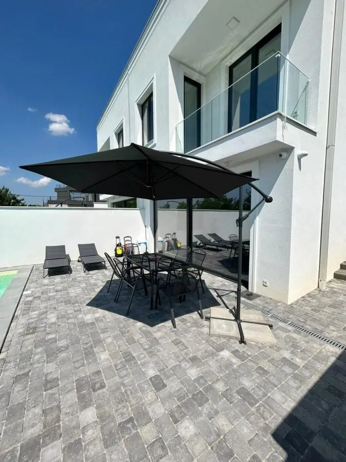 Izdavanje, kuća, 244m², Sremska Kamenica, Petrovaradin