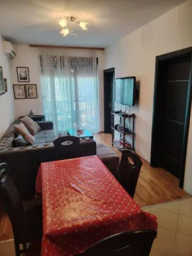 Dnevni boravak sa garniturom, trpezarijskim stolom i izlazom na terasu. - image 3
