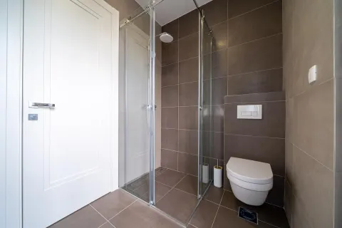 Moderno opremljeno kupatilo sa tuš kabinom i wc šoljom. - image 18