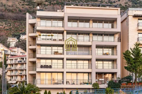 Prednja strana moderne stambene zgrade sa terasama i velikim prozorima. - image 3