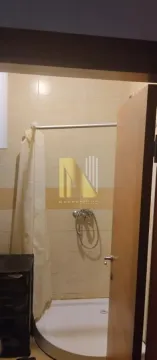Pogled na tuš kabinu u kupatilu. - image 10