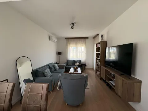 Prostrana i svijetla dnevna soba sa garniturom i TV komodom. - image 3