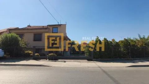 Pogled sa ulice na spoljašnjost kuće sa dvorištem i ogradom. - image 6