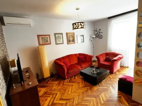 Izdavanje, dvosoban stan, 55m², Blok 6, Podgorica