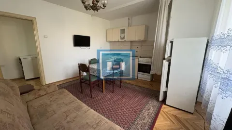 Dnevni boravak sa trpezarijom i manjim kuhinjskim delom u uglu. - image 3