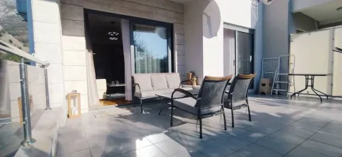 Prostrana terasa sa udobnim baštenskim namještajem ispred ulaza u apartman. - image 6