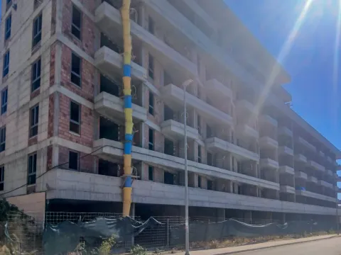 Pogled na stambenu zgradu u izgradnji sa terasama. - image 6