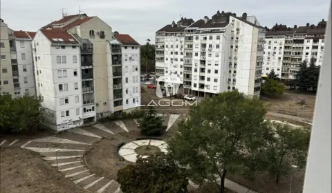 Pogled iz stana na stambene zgrade i dvorište. - image 23