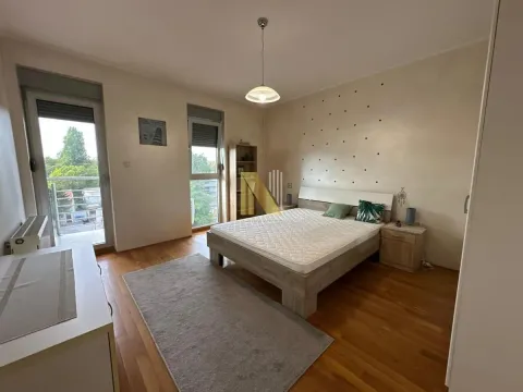 Nameštena spavaća soba sa bračnim krevetom i izlazom na terasu. - image 7