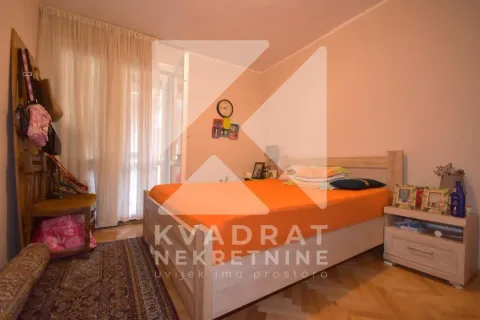 Namještena spavaća soba sa bračnim krevetom, noćnim stočićem i prozorom sa zavjesama. - image 9