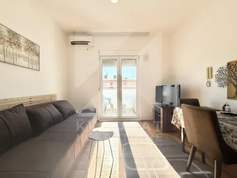 Living room with sofa, TV and access to the terrace. - image 2