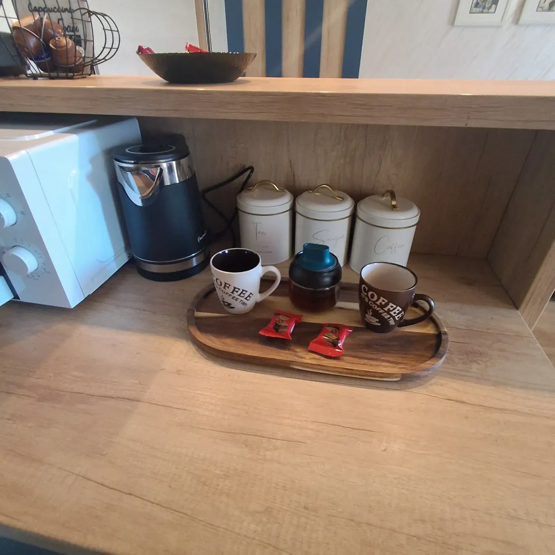 Detalj kuhinje sa aparatima i posuđem.