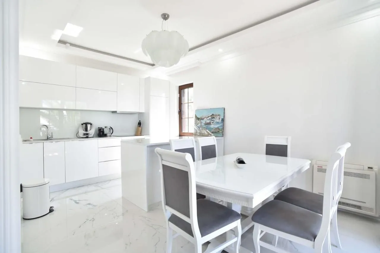 Rent, four bedroom apartment, 180m², Blizikuće, Budva