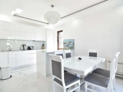 Rent, four bedroom apartment, 180m², Blizikuće, Budva - image 8