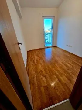 Prazna soba sa parketom i izlazom na terasu. - image 7