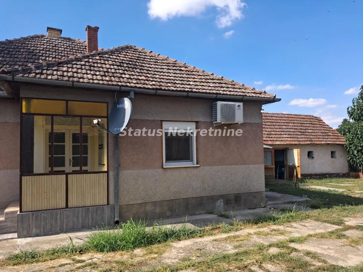 Pogled na dvorište i spoljašnjost kuće sa pomoćnim objektom.
