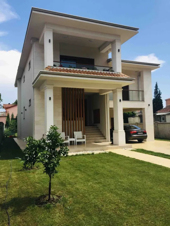Izdavanje, kuća, 400m², Blok 9, Podgorica