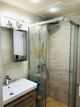 Moderno opremljeno kupatilo sa tuš kabinom i umivaonikom. - image 13