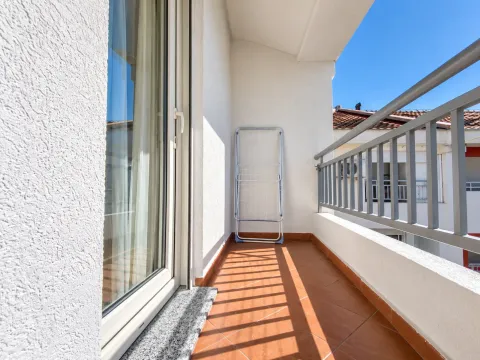 Balkon sa popločanim podom, metalnom ogradom i sušačem za veš. - image 5