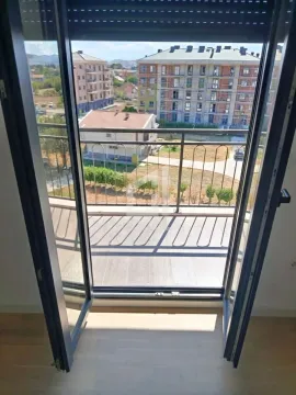 Pogled sa balkona na okolne zgrade i naselje. - image 4