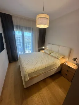 Namještena spavaća soba sa bračnim krevetom, noćnim stočićima i izlazom na terasu. - image 7