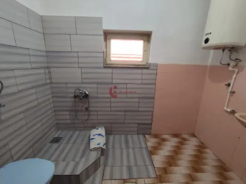Kupatilo sa tuš kabinom, pločicama i bojlerom. - image 14