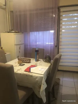 Trpezarijski sto sa stolicama u dnevnoj sobi. - image 8