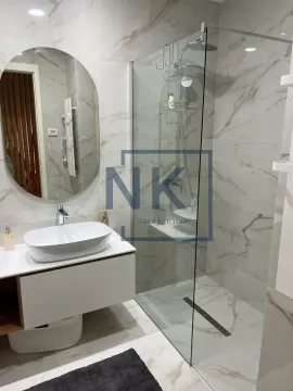 Moderne kupatilo sa tuš kabinom, umivaonikom i velikim ogledalom. - image 13