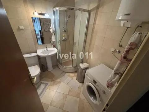 Kupatilo opremljeno tuš kabinom, umivaonikom, wc šoljom i veš mašinom. - image 7
