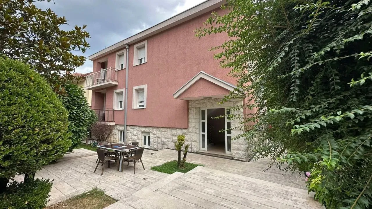 Izdavanje, kuća, 340m², Gorica C, Podgorica