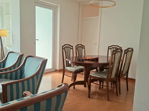 Izdavanje, trosoban stan, 110m², Centar, Bar - image 2