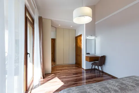 Spavaća soba sa ugradnim plakarom, radnim stolom i izlazom na terasu. - image 27