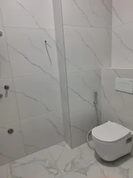 Moderno opremljeno kupatilo sa bijelim keramičkim pločicama i sanitarijama. - image 4